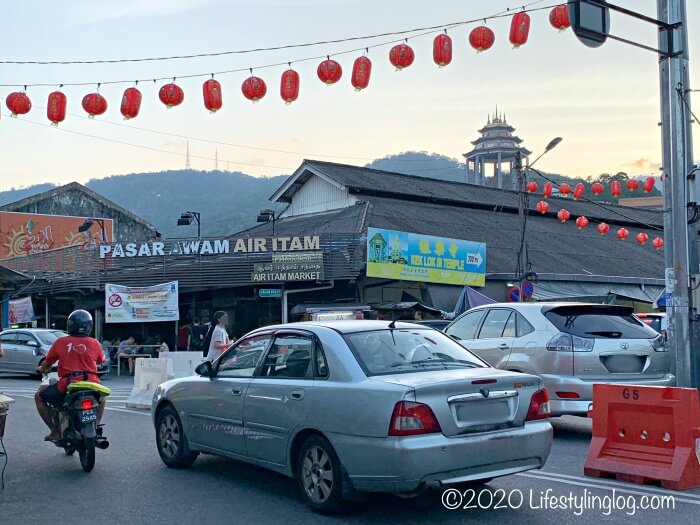 Penang Air Itam Laksaの対面にあるPasar Air ItamとKek Lok Si Temple（極楽寺）