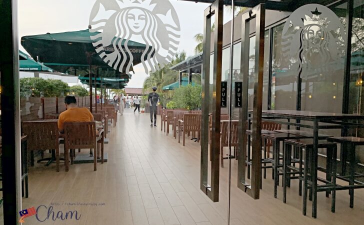 ペナンのBatu Ferringhi(バトゥフェリンギ)にあるスターバックスにあるビーチに繋がるドア