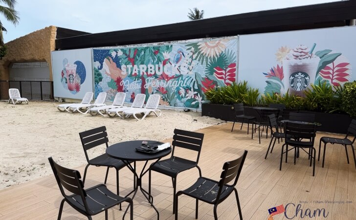 ペナンのBatu Ferringhi(バトゥフェリンギ)にあるスターバックスのビーチデッキチェア