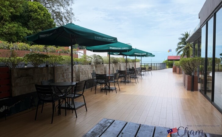 ペナンのBatu Ferringhi(バトゥフェリンギ)にあるスターバックスのビーチ側の座席