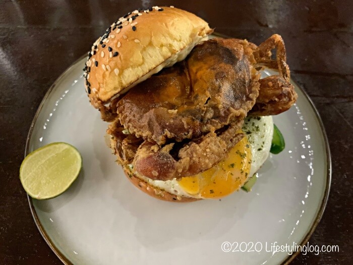 VCRのSoft Shell Crab Burger（ソフトシェルクラブバーガー）