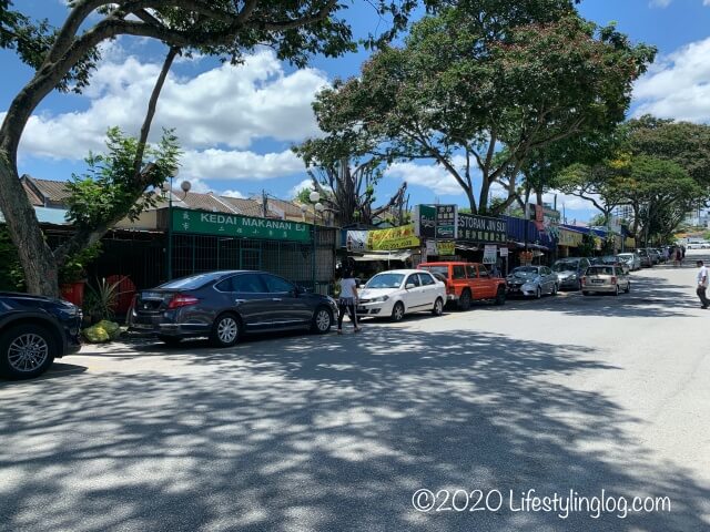 龍師傅港式竹昇麵家（Loong Sifu Bamboo Noodle House）の前にある通り