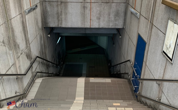 クアラルンプール駅とMalayan Railway Administration Buildingを結ぶ連絡通路の階段