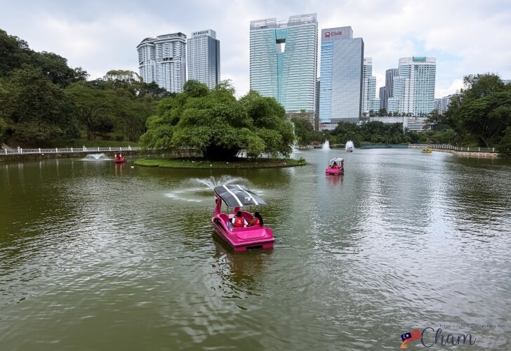 クアラルンプール植物園のRipple Bayでボートに乗る人々