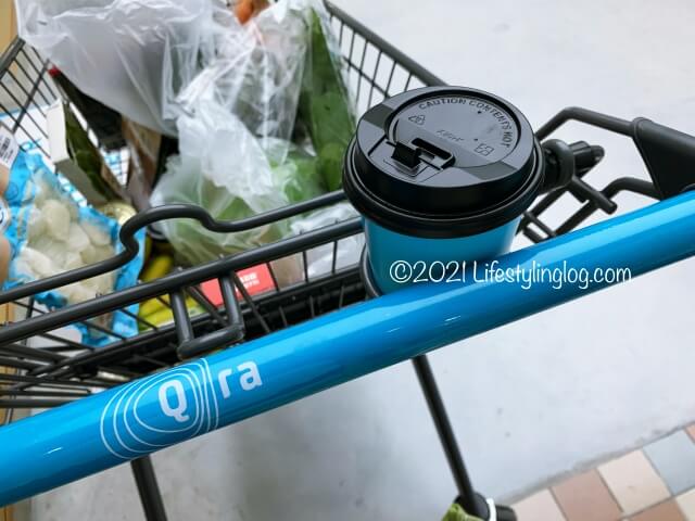 Qra@The Storiesの買い物かごに置いたコーヒーカップ