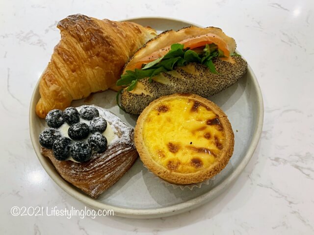 お皿に持ったCroisserie Artisan Bakery @ Damansara Heightsのペイストリー