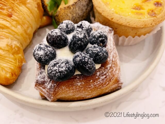 Croisserie Artisan Bakery @ Damansara Heightsのブルーベリーデニッシュ