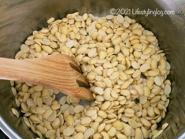 大豆の水分を飛ばしているところ