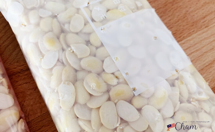 竹串で穴を開けたジップロックに入れたTempeh（テンペ）