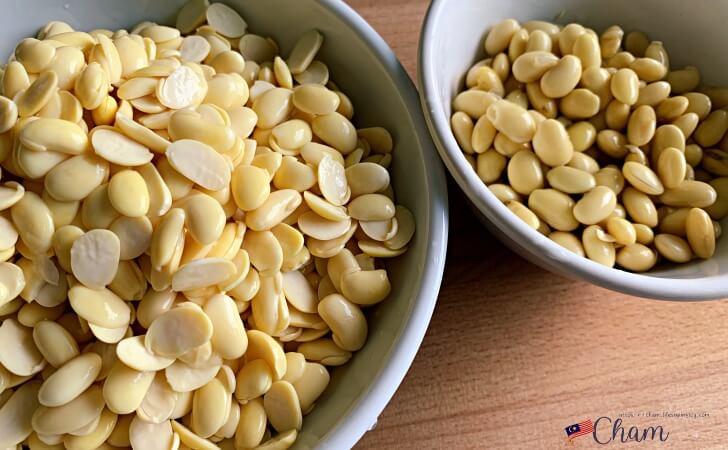薄皮を向いて半分にした大豆と薄皮つきの大豆