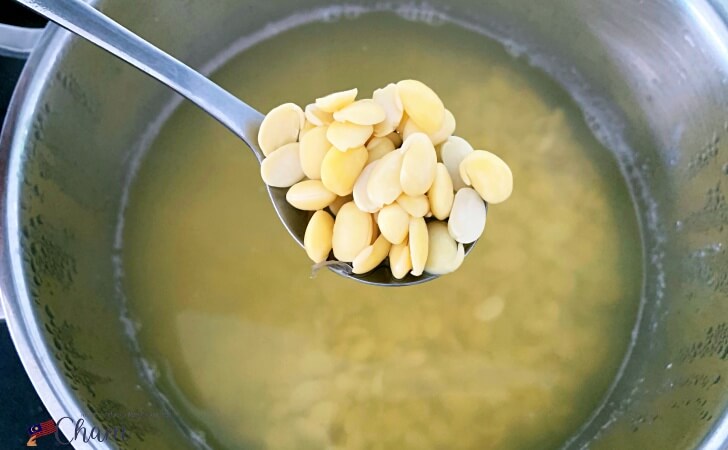 大豆の茹で具合を確認しているところ