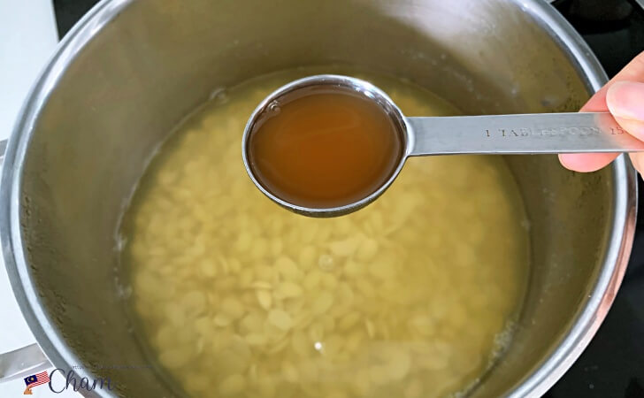 大豆にりんご酢を加えるところ