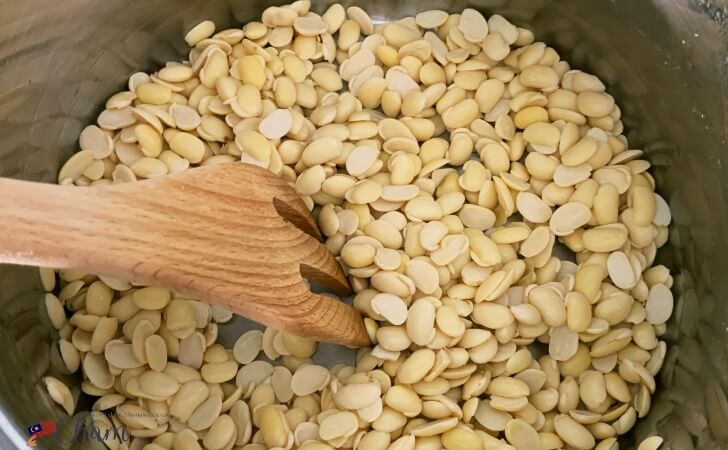大豆の水分を飛ばしているところ