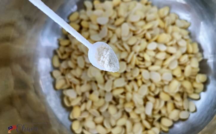 茹でた大豆にテンペ菌を加えているところ
