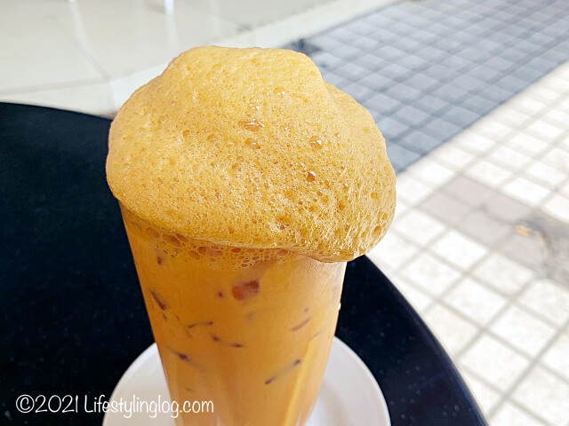 グラスから溢れそうになっているKELATE KITCHENのTeh Tarik Madu