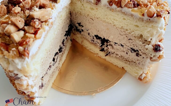 半分にカットしたKenny Hills Bakersのティラミスケーキ