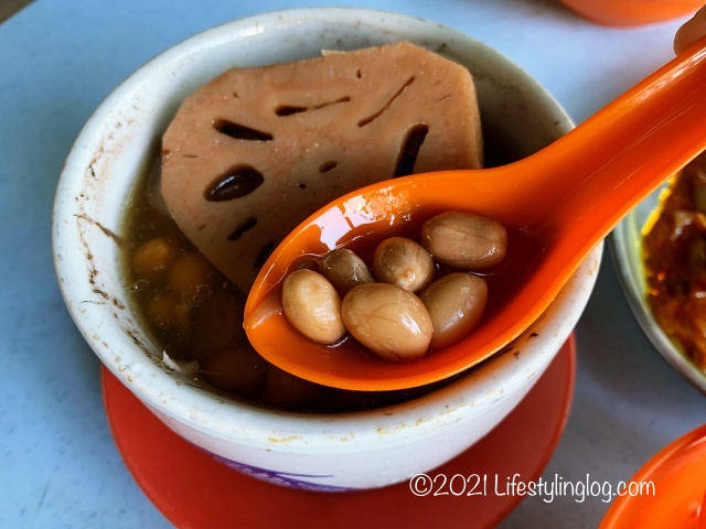 強記補品（Keong Kee Herbal Soup）の蓮藕燉排骨湯（Lotus Root Pork Rib Soup）に入っているピーナッツ