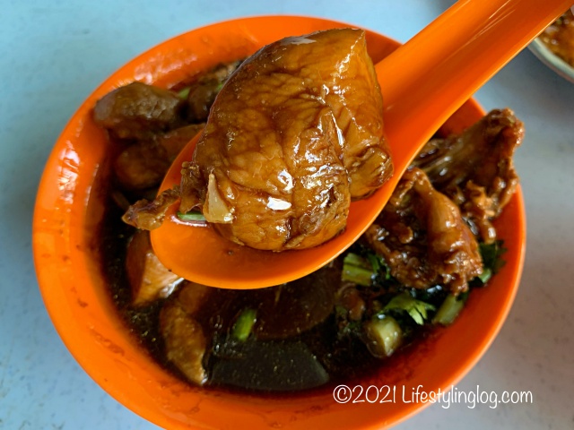 強記補品（Keong Kee Herbal Soup）のBraised Chicken with Black Fungus & Gingerの鶏肉