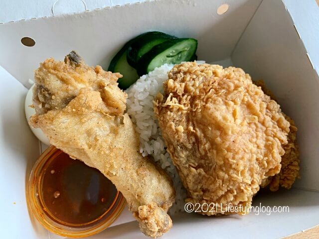 マレーシアのKFCの2-pc Nasi Atuk KFC Combo with Nasi Lemak