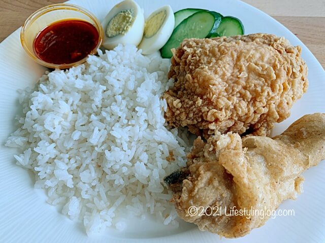 お皿に持ったマレーシアのKFCのNasi Atuk KFC Combo with Nasi Lemak