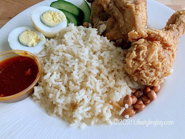 マレーシアのKFCのNasi Atuk KFC Combo with Colonel Rice