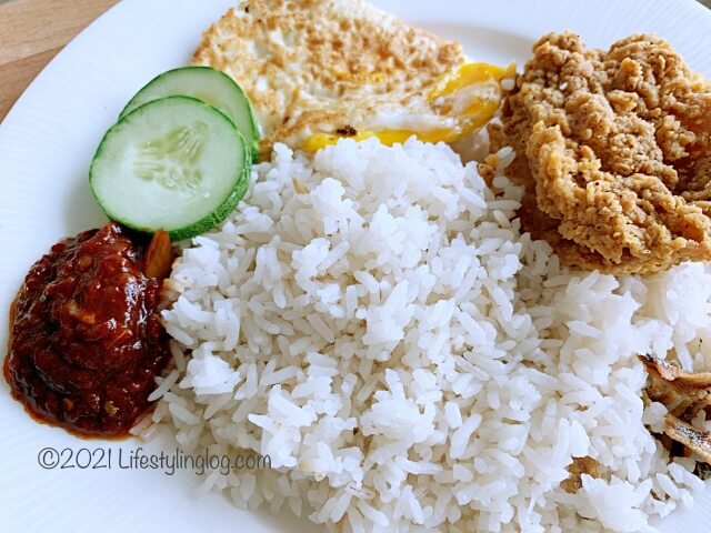 お皿に盛り付けたマレーシアのマクドナルドのNasi Lemak McD（ココナッツライス）