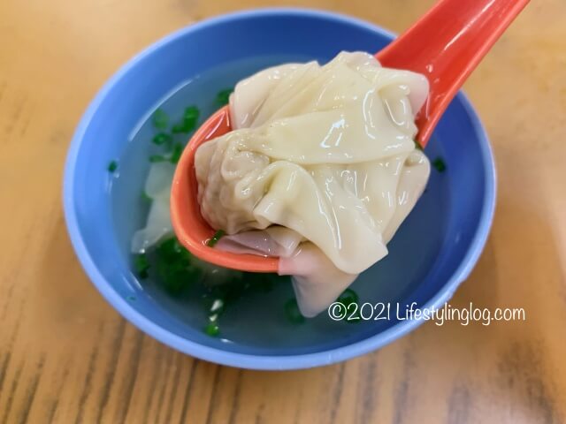 ドライワンタンミーのセットになった九香雲呑麺のスープ