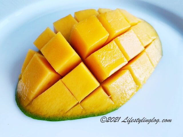 お皿に盛ったHarum Manis Mango（ハルマニスマンゴー）