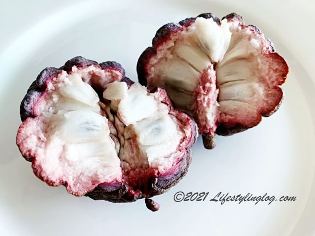 半分に割った赤釈迦頭（red custard apple）レッドアテス