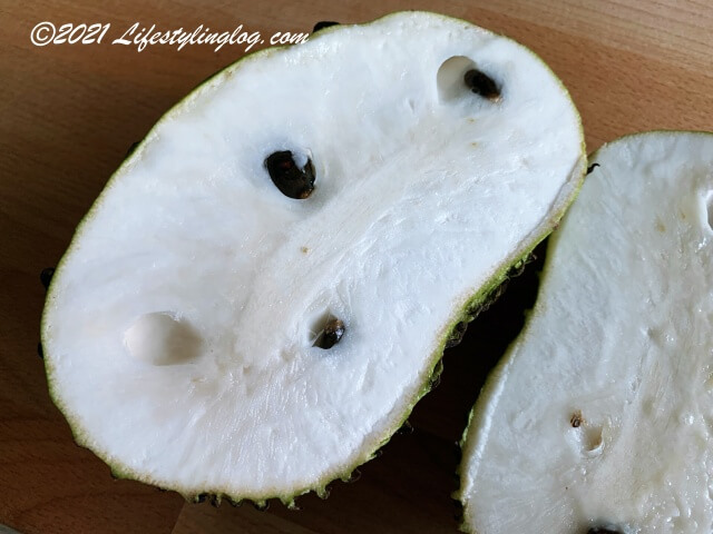 半分にカットしたSoursop