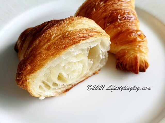 半分にカットしたCroisserie Artisan Bakeryのクロワッサン