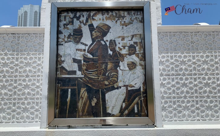 ムルデカ広場の旗の下にあるマラヤの独立を宣言するTunku Abdul Rahman