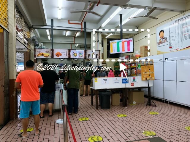 溏記海南茶室（Thong Kee Cafe）にある呼び出しナンバー電子ボード