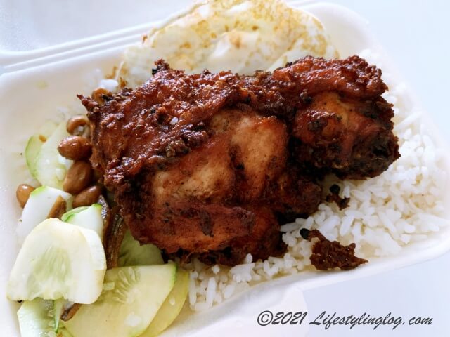 BUMBUNG NASI LEMAK PJ SS2のNasi Lemak with Ayam Goreng