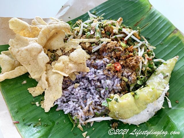 Solok Ladaが添えられたNasi Kerabu（ナシケラブ/ナシクラブ）