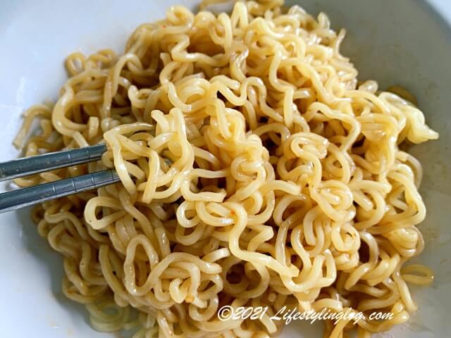 Indomie（インドミー）のミーゴレンスペシャルの調味料と茹でたインスタント麺を混ぜているところ