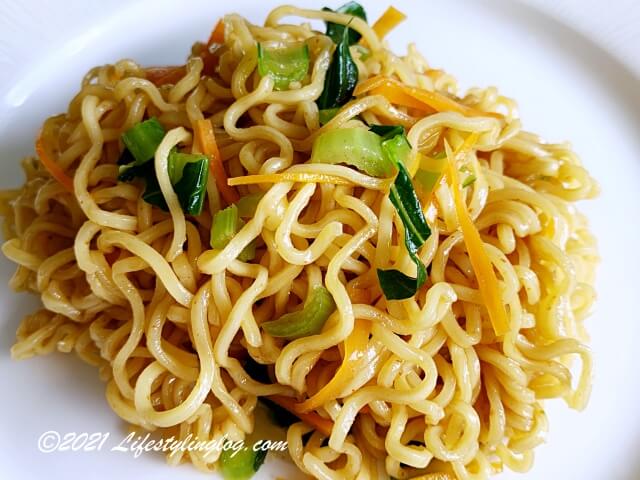 野菜をミックスしたIndomie（インドミー）のミーゴレンスペシャル