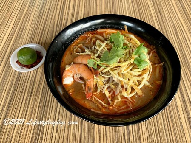 カラマンシーとサンバルソースがセットになったRestoran Dapur SarawakのLaksa Sarawak（サラワクラクサ）