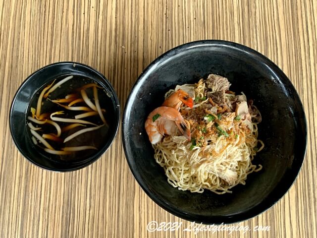 Restoran Dapur SarawakのKolok Ayamのセットになっているスープ