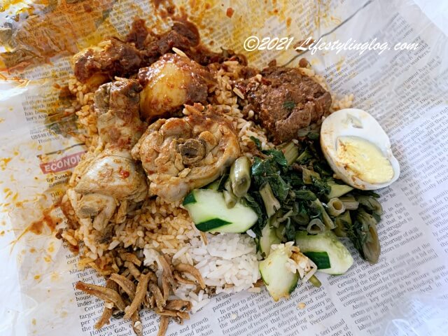 客家炸肉(Zha Yuk)とカレーチキンをおかずにしたTaste Legendary Nasi Lemak Chow Kit Market 秋傑路巴剎 炸肉椰漿飯のナシレマ（ナシルマ）