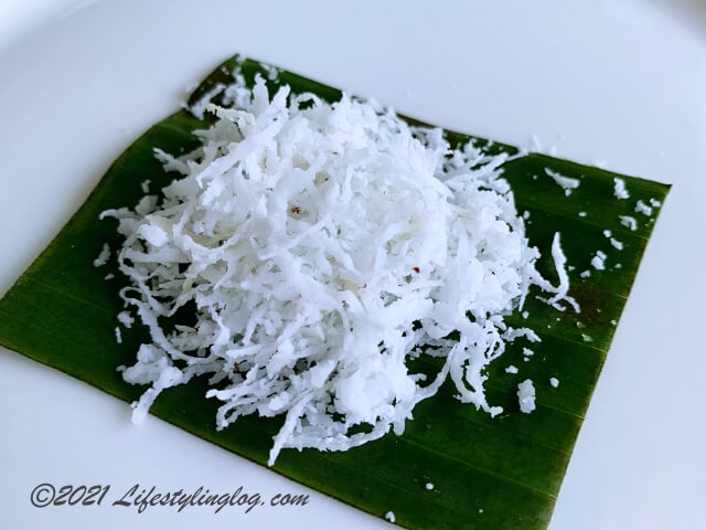 クエに使うGrated Coconut（shredded coconut）