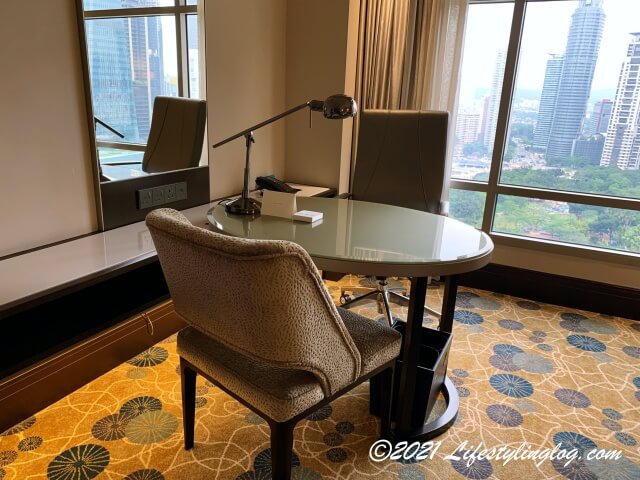 Mandarin Oriental Kuala Lumpur（マンダリンオリエンタルクアラルンプール）の客室にあるデスク