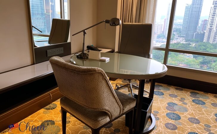 Mandarin Oriental Kuala Lumpur（マンダリンオリエンタルクアラルンプール）の客室にあるデスク