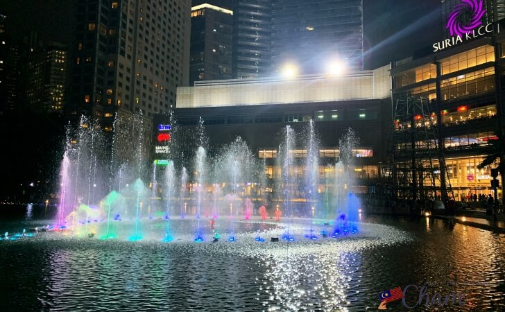 Mandarin Oriental Kuala Lumpur（マンダリンオリエンタルクアラルンプール）やスリアKLCCの前で行われる噴水ショー