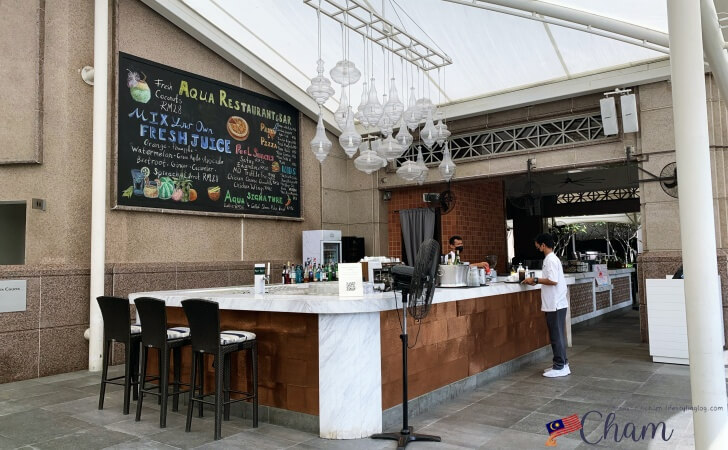 Mandarin Oriental Kuala Lumpur（マンダリンオリエンタルクアラルンプール）のピールサイドにあるアクアレストラン