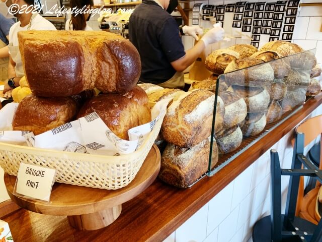 Universal Bakehouseで販売されているサワー種のパンとブリオッシュ