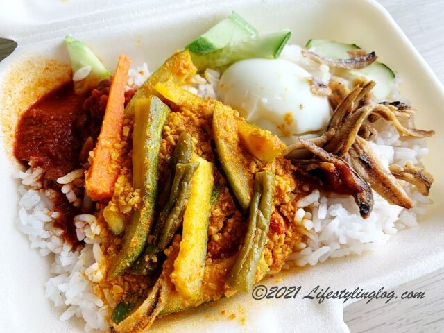 AcarがセットになっているO&S RestaurantのNasi Lemak