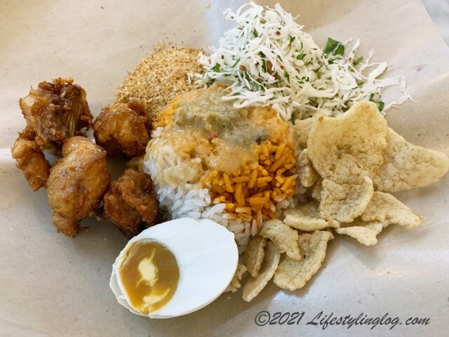 Nasi Kerabuに添えられている塩漬けアヒルの卵の鹹蛋（シエンダン・ソルテッドエッグ）