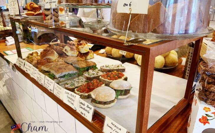 Universal Bakehouseで販売されているサンドイッチやケーキ