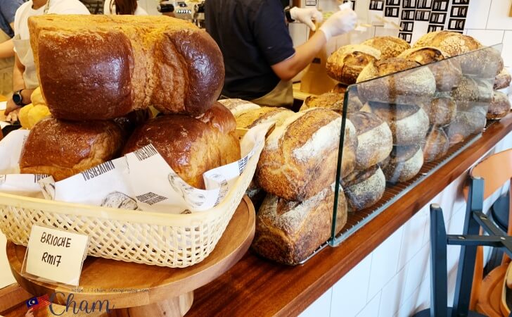 Universal Bakehouseで販売されているサワー種のパンとブリオッシュ